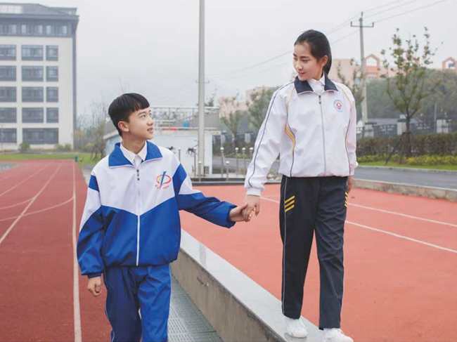 西安运动校服定做穿着效果图